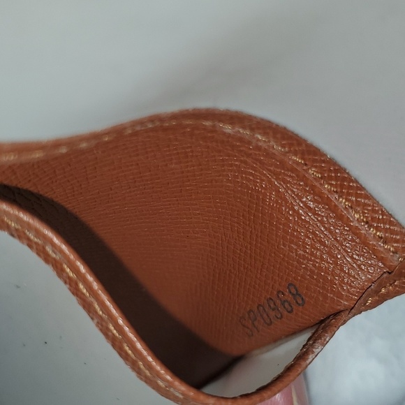 Louis Vuitton Vintage Taiga Leather Bifold Card Holder - Picture 3 of 8